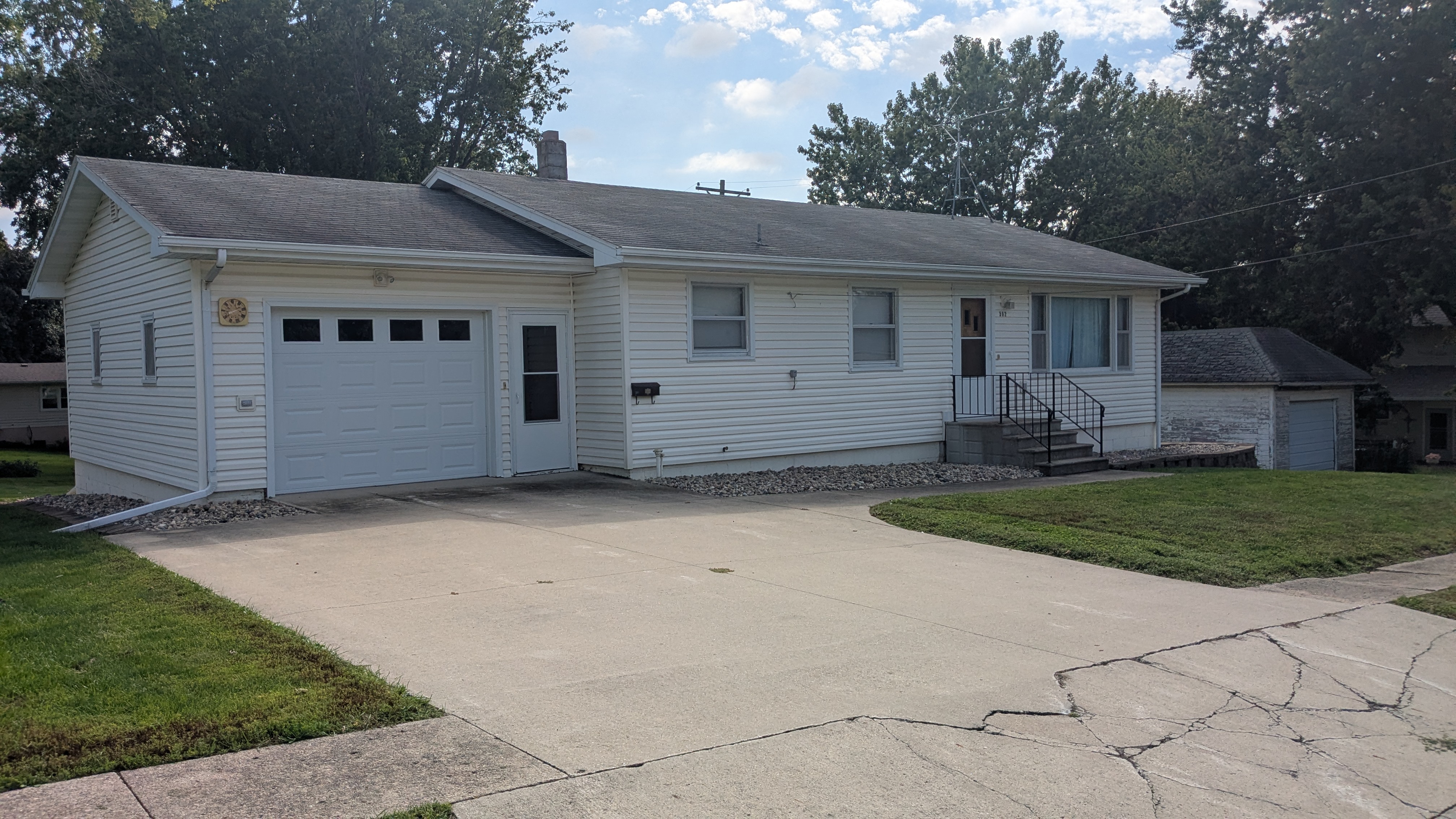 562 4th St. S. Charter Oak